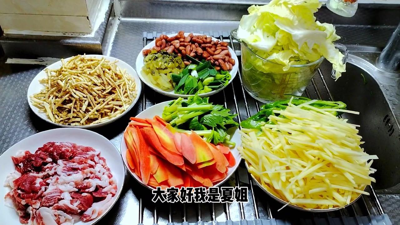 寒冬来临，冷得受不了？快来和夏姐一起吃一锅香吧！

1️⃣准备食材：红萝卜、折耳