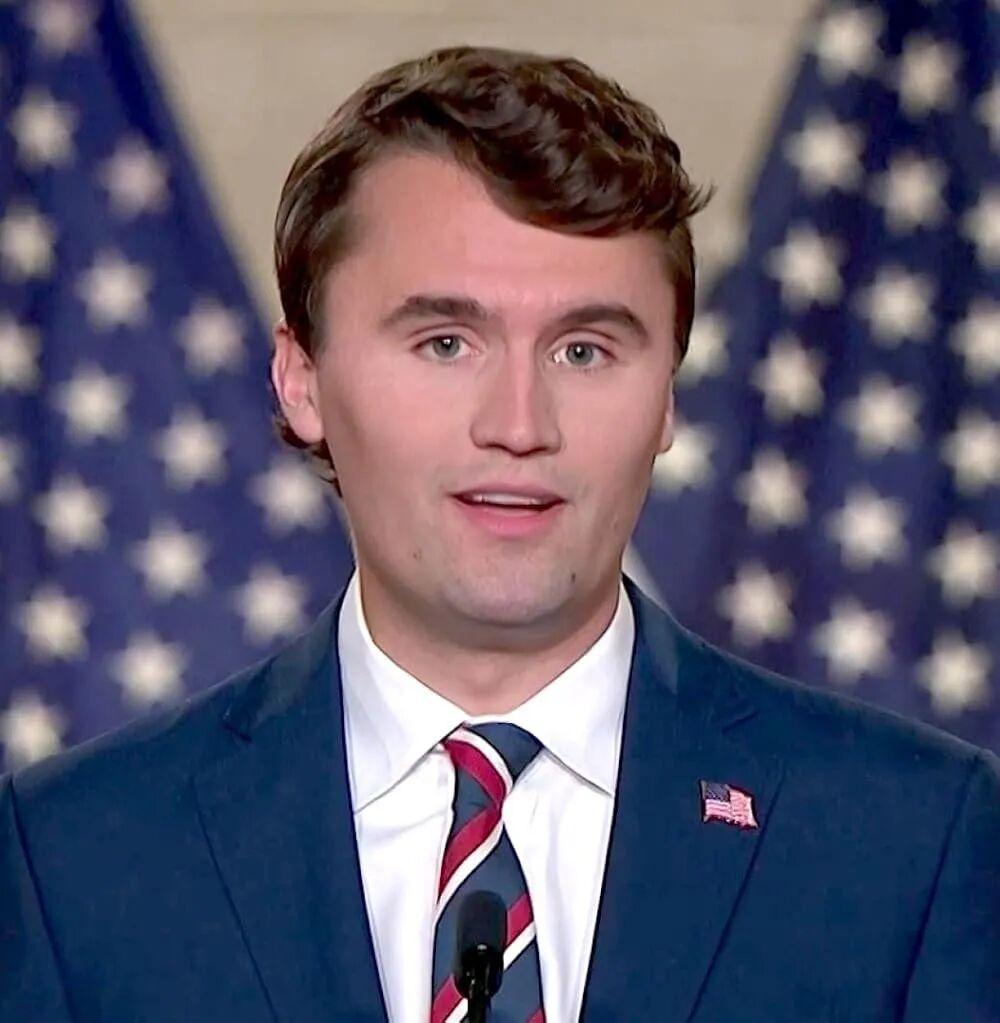 Charlie Kirk（查理·科克）近几年通过一系列线下活动舌战群儒，跟极端女