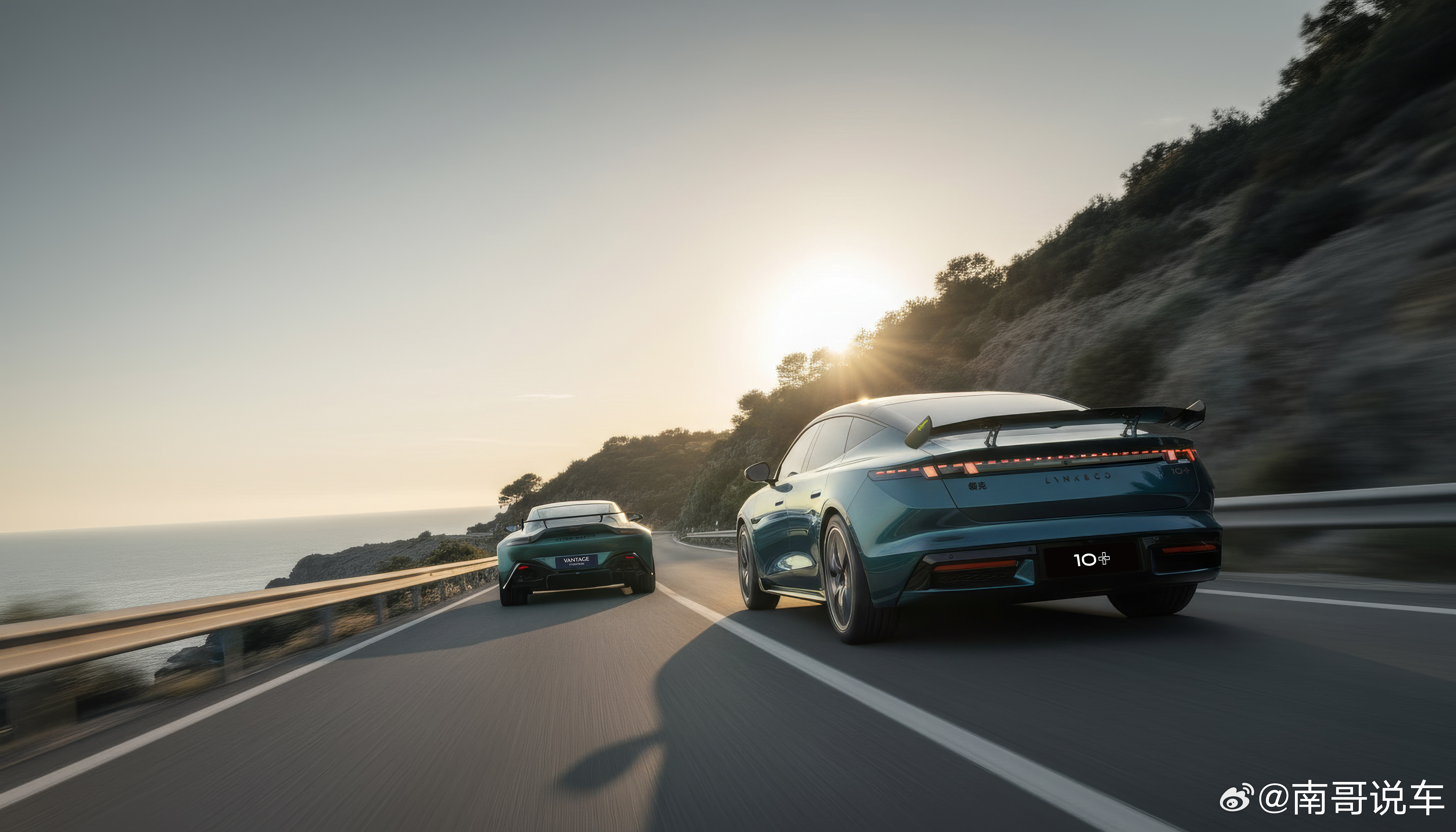 别说，还真别说，昨天我说看这车官图，想到了马丁，今天一搜官方放出来的Ai图，这不