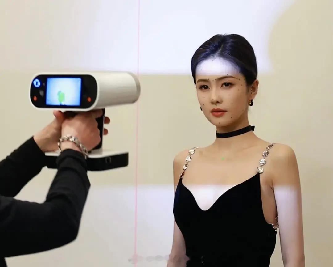 白鹿可以直接进星际科幻片演女主了 这个定点好美！[抓狂][舔屏][舔屏][舔屏]