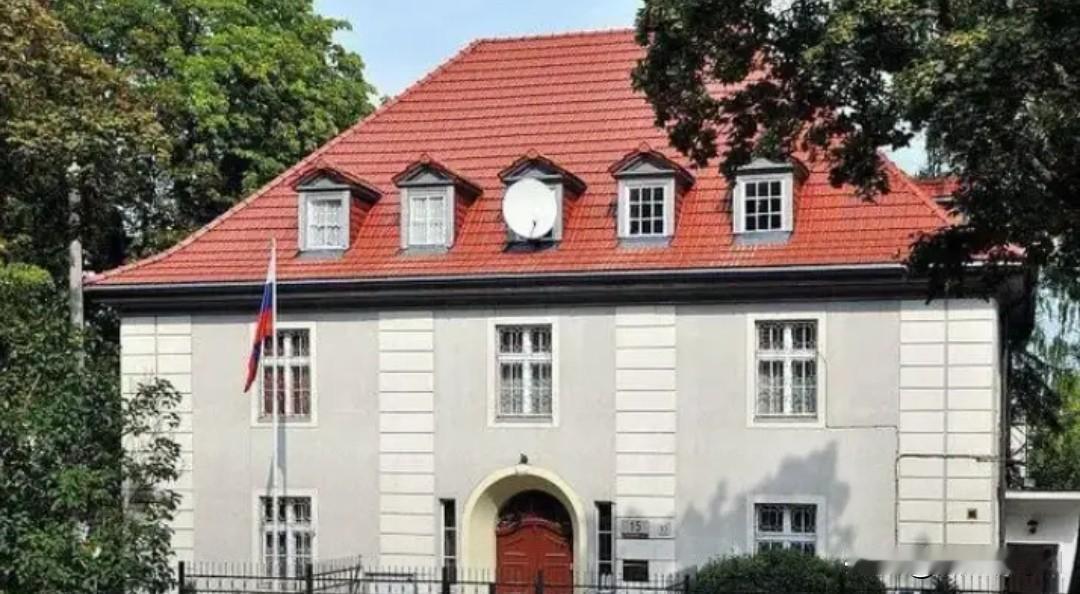 波兰官员硬闯俄关闭领事馆遭拒，产权之争让外交关系雪上加霜
 
波兰格但斯克官员上