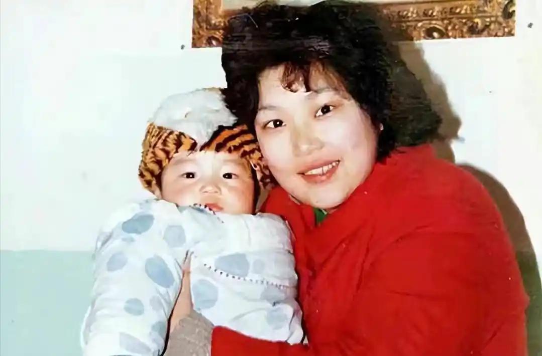 1988年7月，25岁的邹翃燕在医院生下儿子，筋疲力尽的她，等来的不是丈夫的安慰