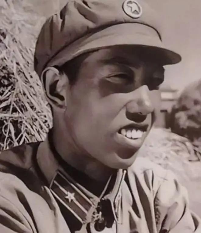1963年国庆阅兵，一名年轻少尉站在天安门观礼台上，毛主席好奇询问他名字后，大笑