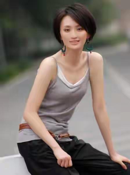 有人说何晴眉目之间有点淡淡的忧伤，许亚军现任妻子貌似也是这样。或许许亚军潜意识里