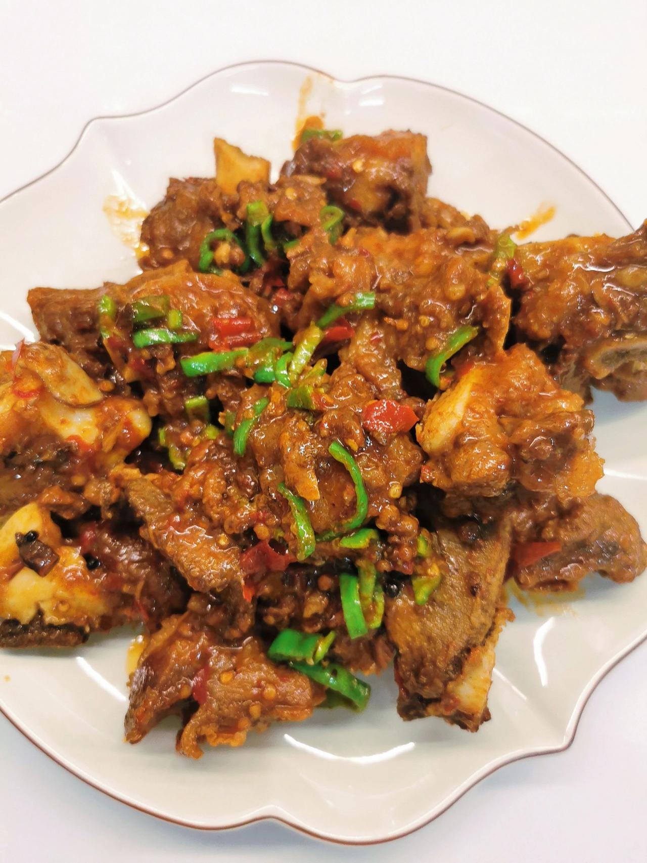 还记得的县城老家，有一家还算小有名气的牛排馆，每回回去办事，总要进去尝尝，吃了两