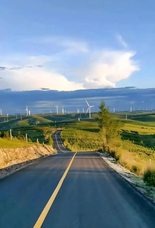 一路欣赏草原天路的美景，蜿蜒的公路、辽阔的坝上草原、壮丽的风车，走走停停，欣赏美