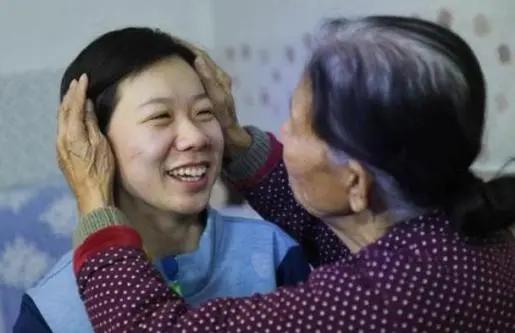不是亲祖孙胜似亲祖孙！1994年山西太原一56岁拾荒老人捡到一个残疾的女婴。没人