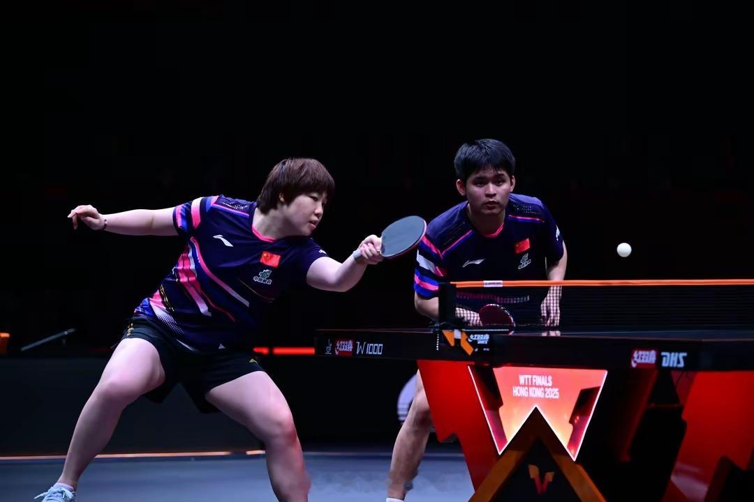 体育 林诗栋/蒯曼3-1沙/奇塔莱，WTT总决赛混双小组赛2胜1负收官林诗栋蒯曼