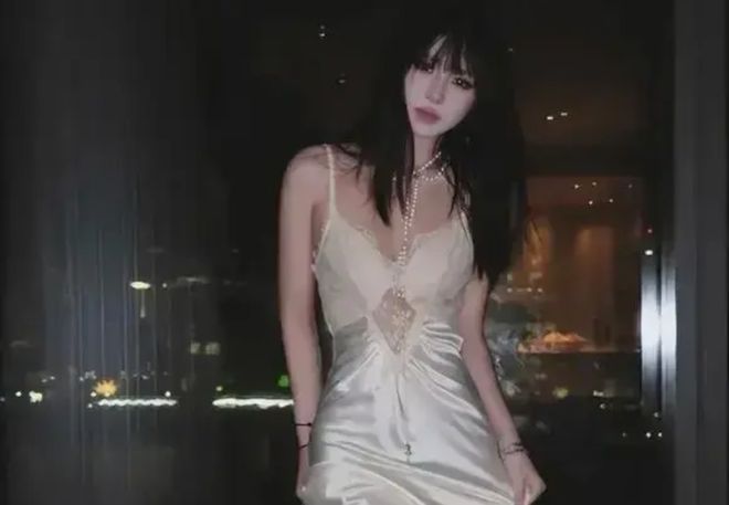 汪峰女儿发育太猛，18岁穿吊带裙身材丰满，神似青春版李嘉欣 ​​​