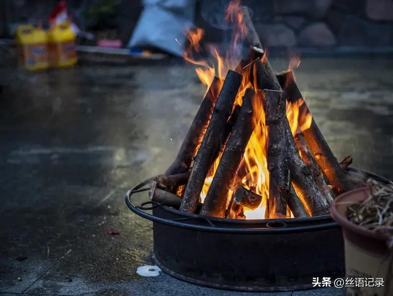 儿时的冬天
屋檐下
有长长的冰凌
屋里有煤火炉
不管白天或者夜晚
煤火炉都会把温