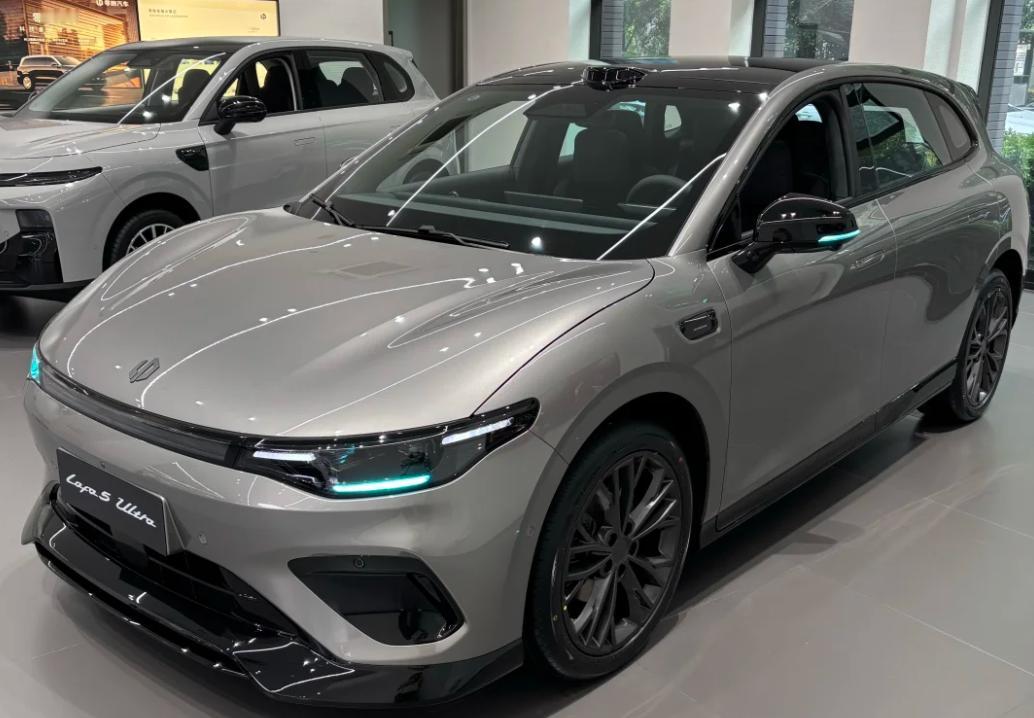 我怎么觉得这个银灰色比标准版的亮黄色更帅？
外观的大变化不是很多，但一些小细节的