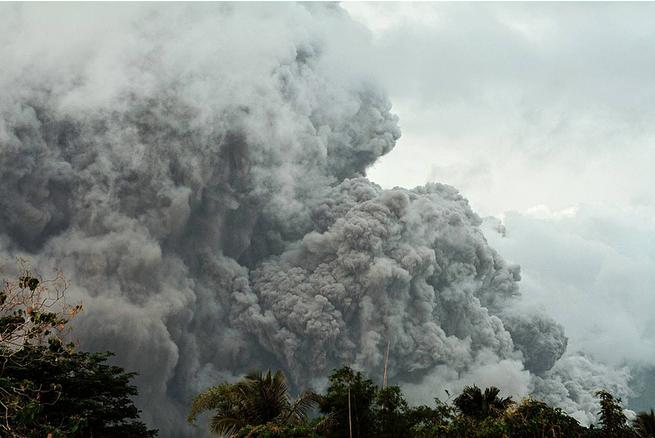菲律宾马荣火山突然猛烈喷发，两天内铺天盖地的火山灰席卷周边87个村落，超过10万