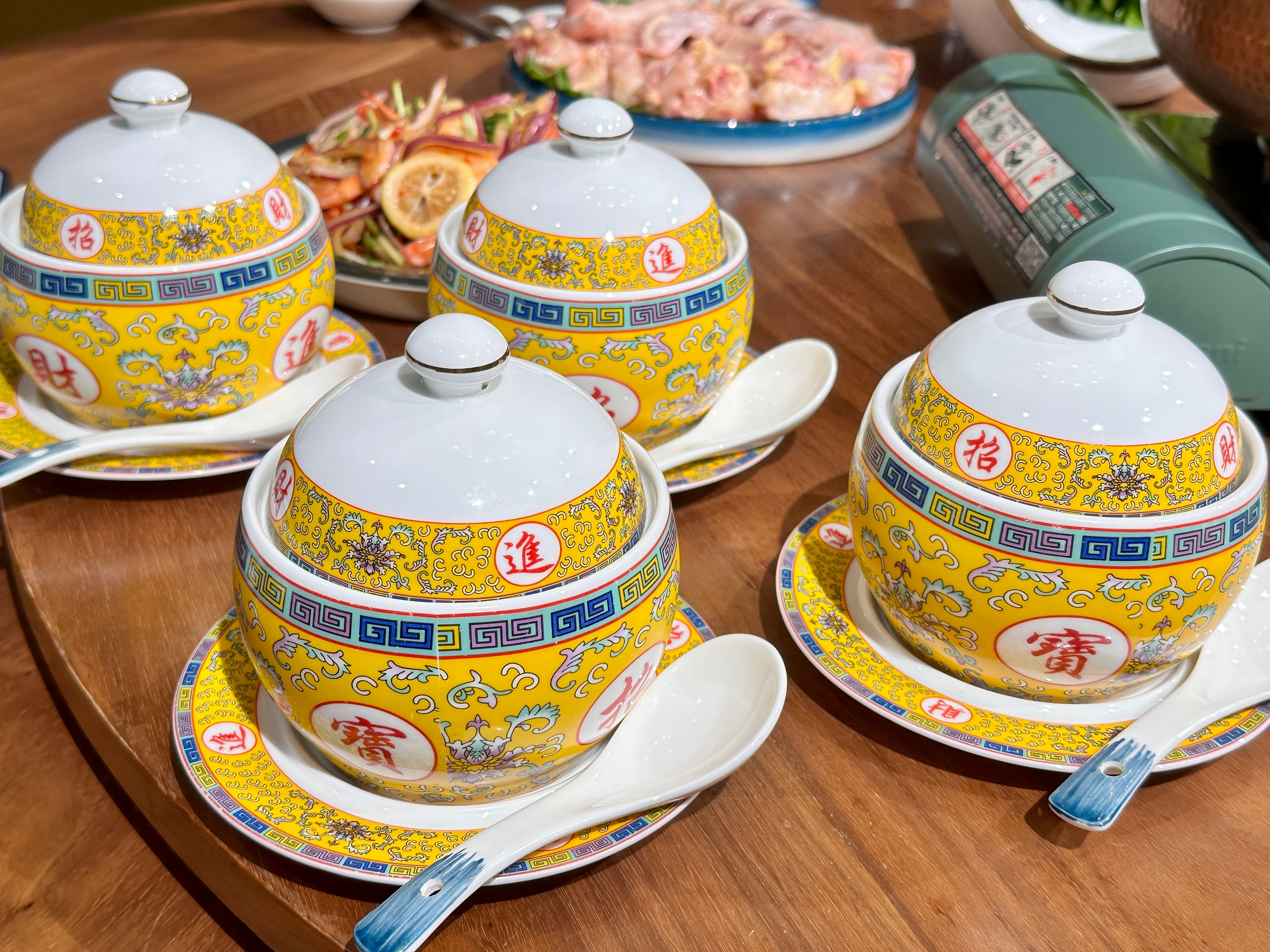 #小雪 宜吃火锅# 那就来一份鱼翅药膳佛跳墙火锅吧！前段时间去吃的美味子，花胶得