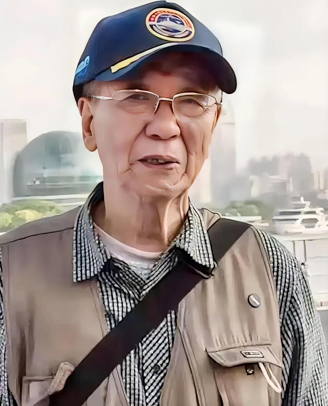 91岁老兵凌晨赶两小时公交，一张旧布标，让全舰官兵肃然起敬！🔥
 
老人不懂预