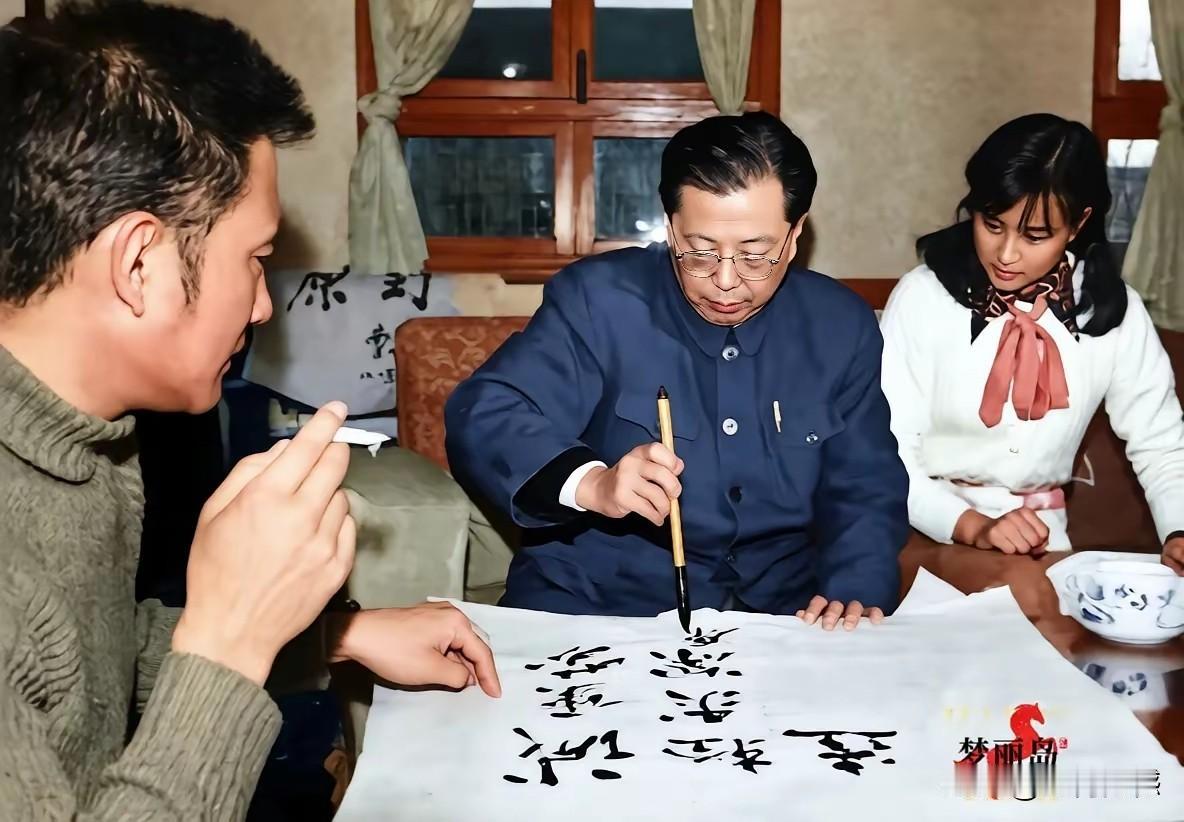 刘晓庆的字写的好是有原因的，原来在很久以前，她对书法就是非常感兴趣的，看别人写字