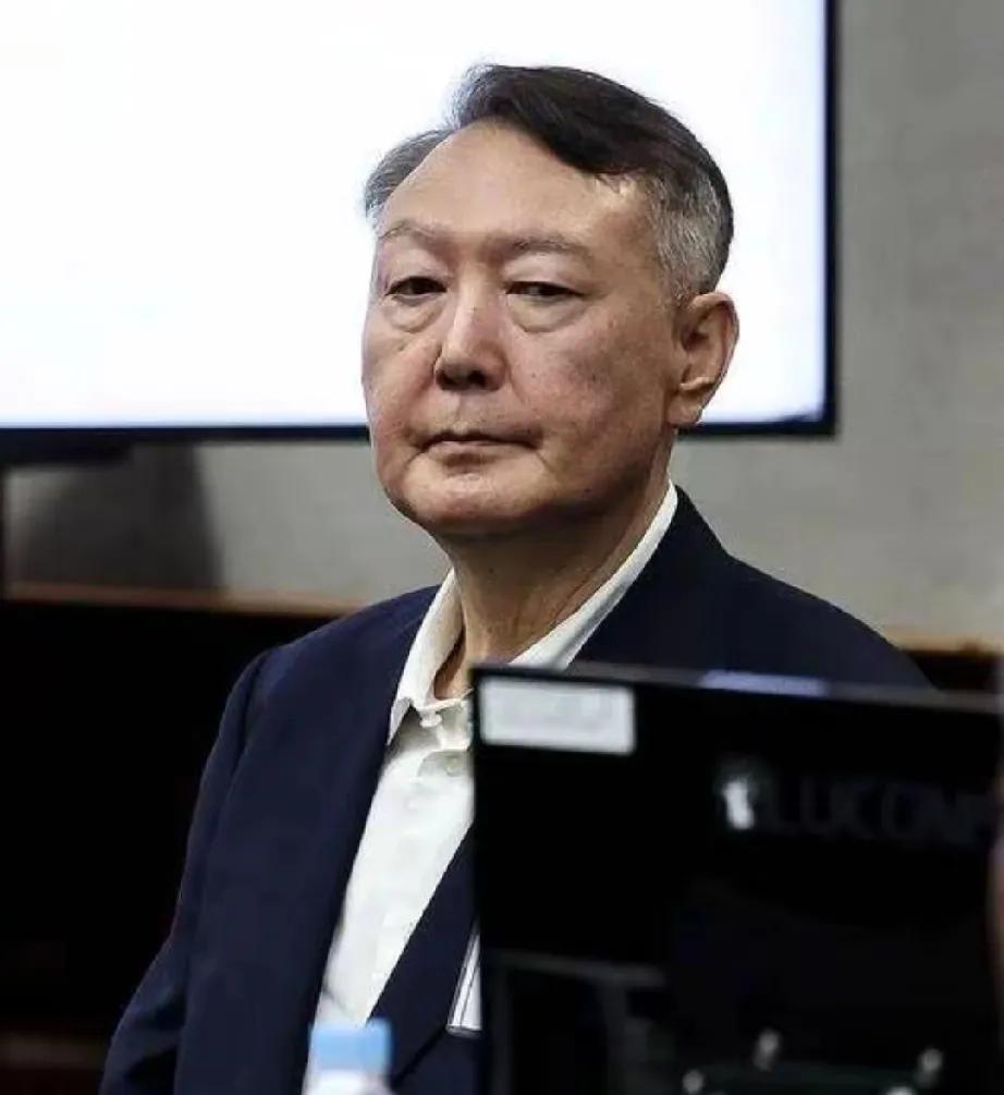 尹锡悦真没啥颜面可剩了，他在龙山临时总统府内修建的桑拿房被公开拆除，一件件私人用