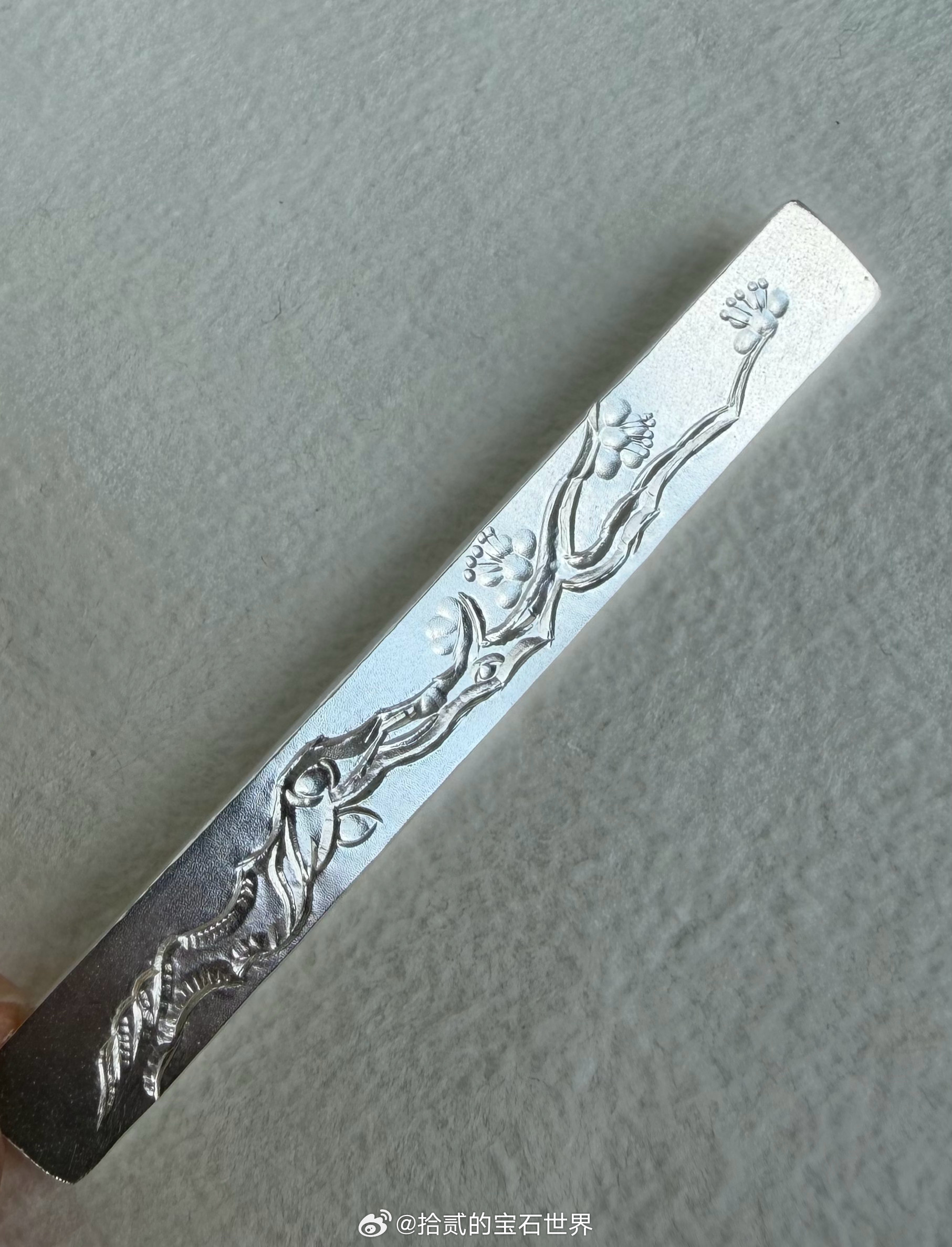 票圈上一枚梅花枝足银錾刻戒指，15码可戴，活口。梅兰竹菊是传统錾刻的主要题材之一