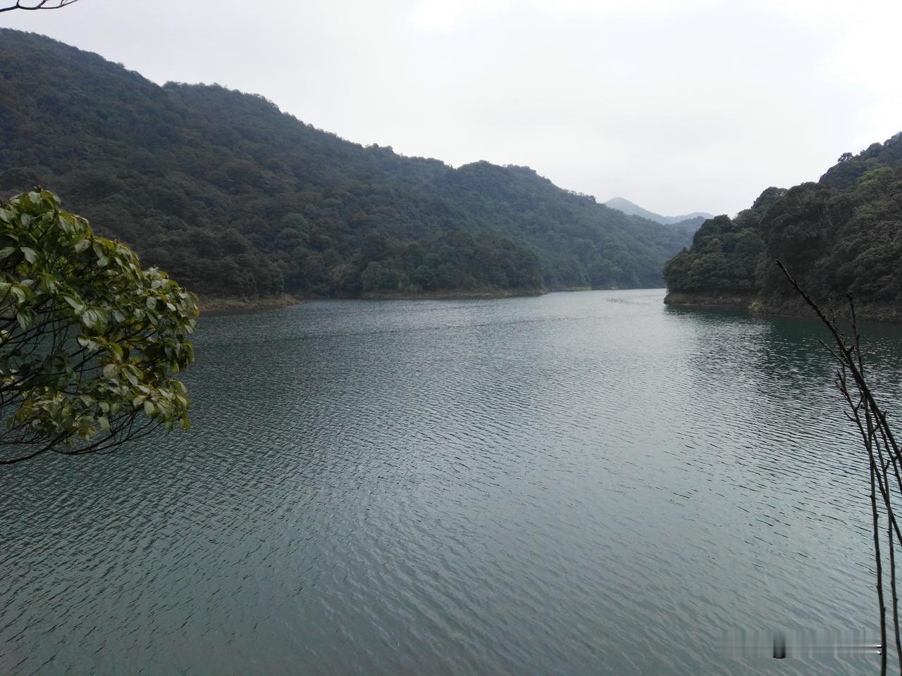 上联:天寒地冻一杯酒，求下联海阔山高万丈情