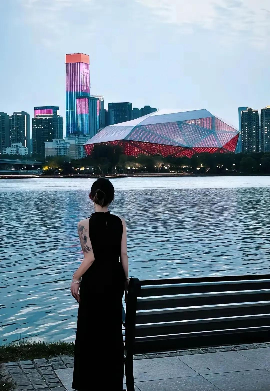 中国最美天际线，沈阳浑河外滩时尚旗袍之都。城市地标氛围感 城市天际线的浪漫