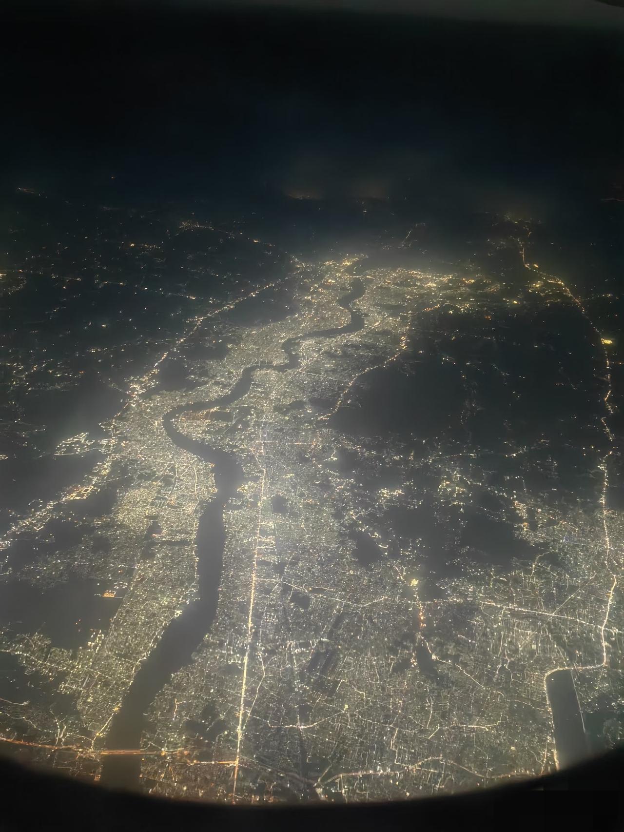 一个地理大神的神级推理：高空下印度[捂脸]

城市被一条河贯穿，沿河线性展开，符