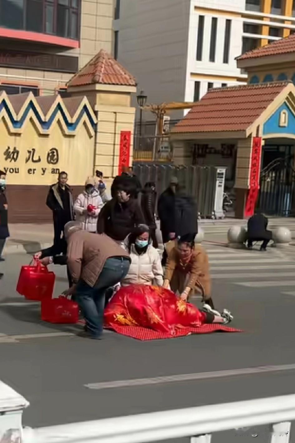 这也是无奈之举，只能寄希望于神明了，医学解决不了就用玄学，当妈的头顶头发都白了！