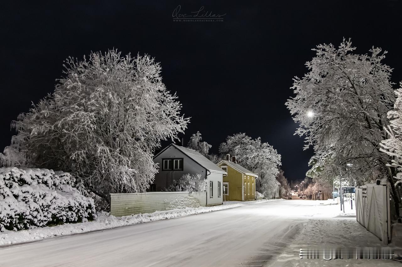 最新！芬兰挥手作别温暖的秋意，正式迎接严冬的怀抱。

国家气象局预报显示，周二起