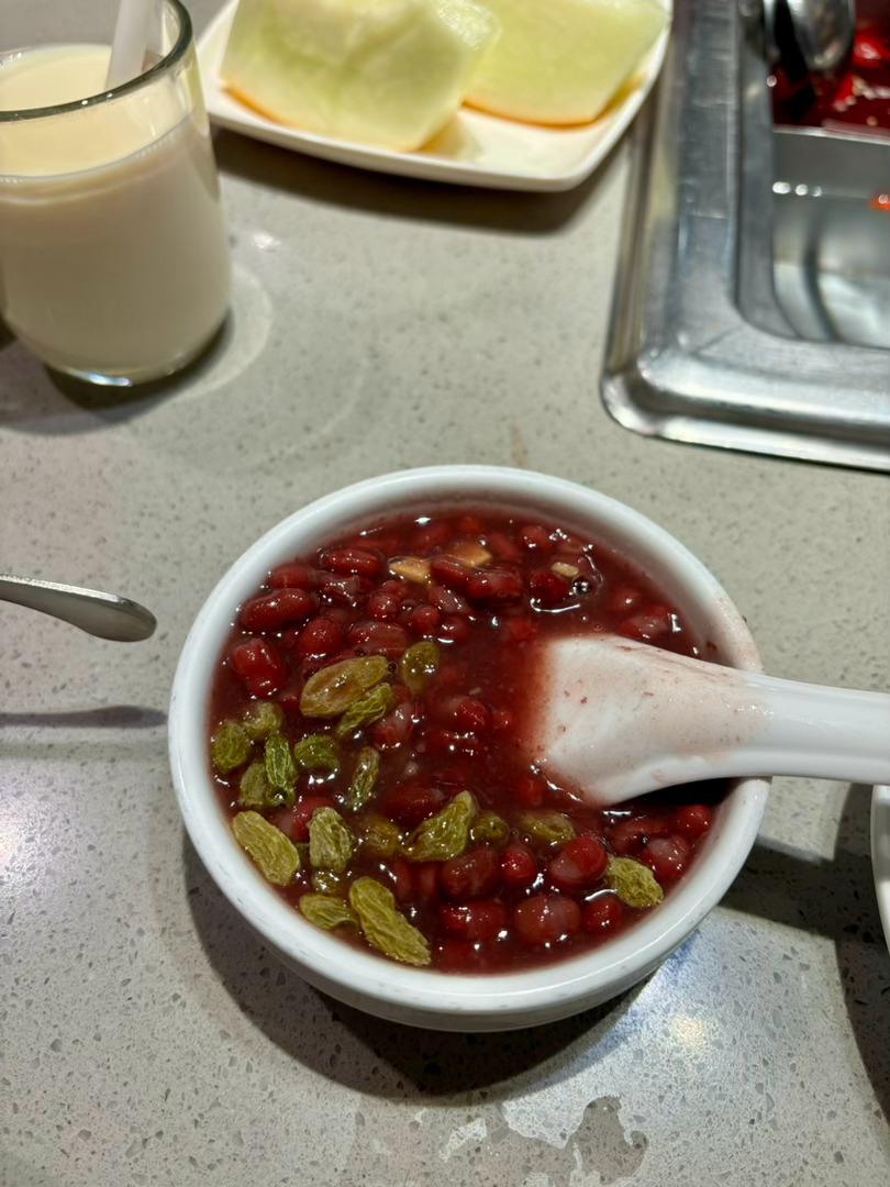 哈哈哈我最爱吃海底捞这个冰红豆了，每次都能吃好几碗