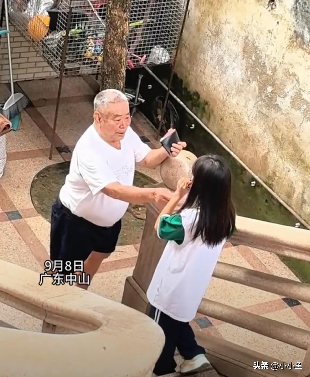 孙女要去学校寄宿了，爷爷堵门口偷偷给孙女塞零花钱，还小声说别让你妈妈看到。网友：