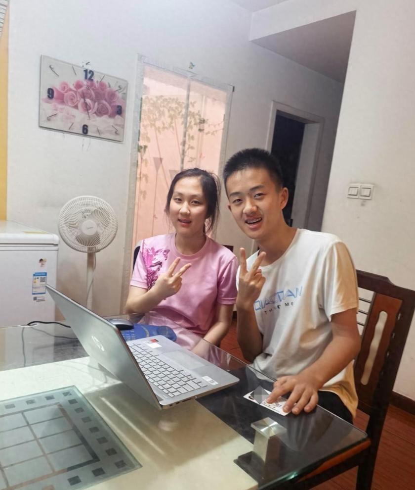 四川绵阳这对龙凤胎火了，查分现场简直是大型"凡尔赛"现场。妹妹罗子淇考了753分