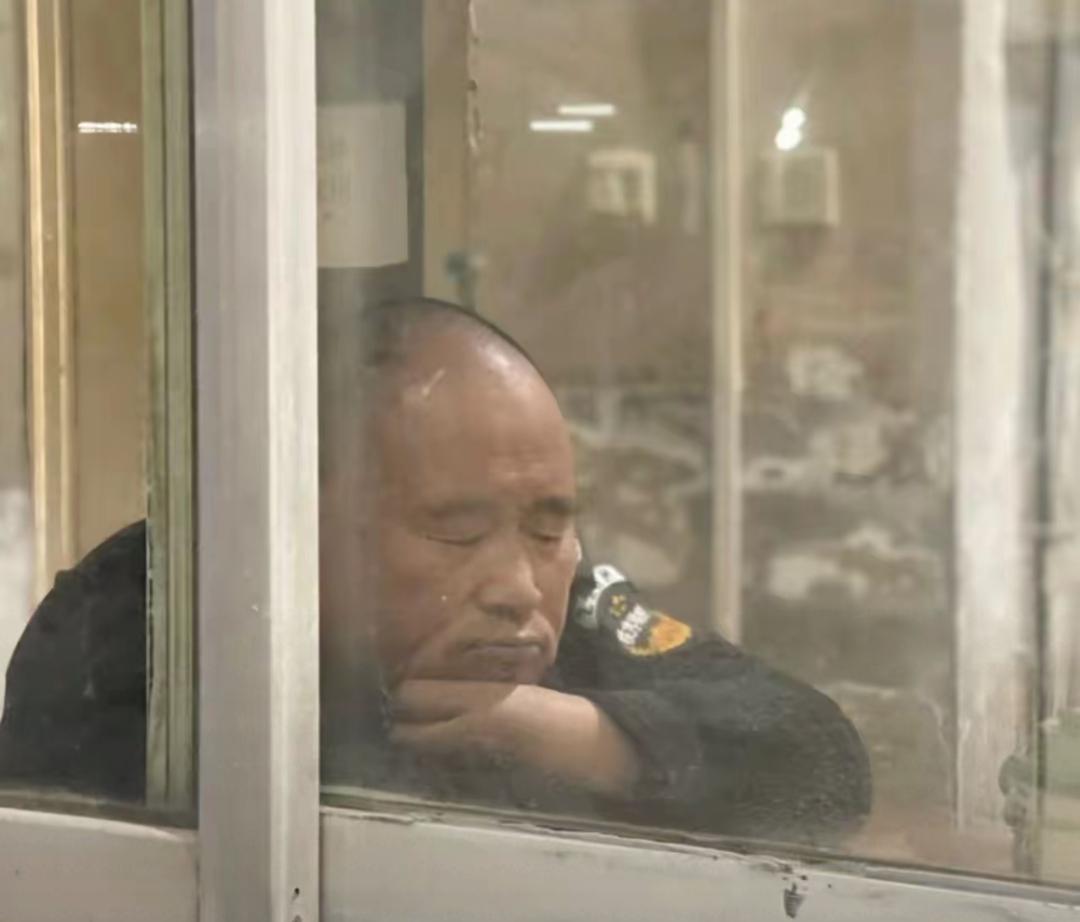 保安老王昨晚值班后半夜又睡着了，夜里一个业主喝酒回来看到以后，拿着手机直接拍照发