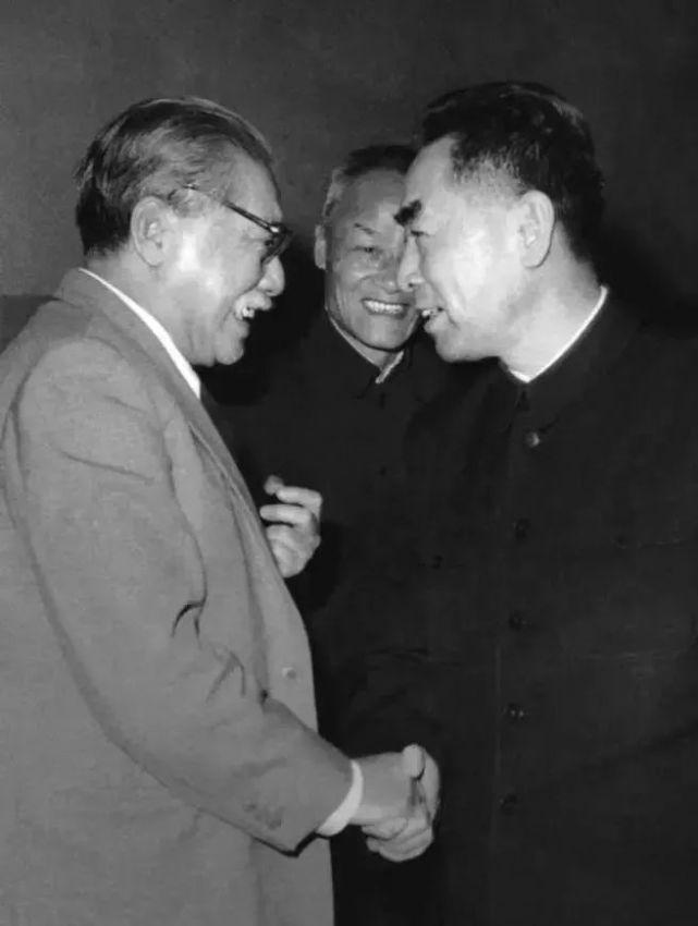 1976年1月，当听到周总理逝世的广播后，81岁的著名爱国民主人士胡厥文不禁失声