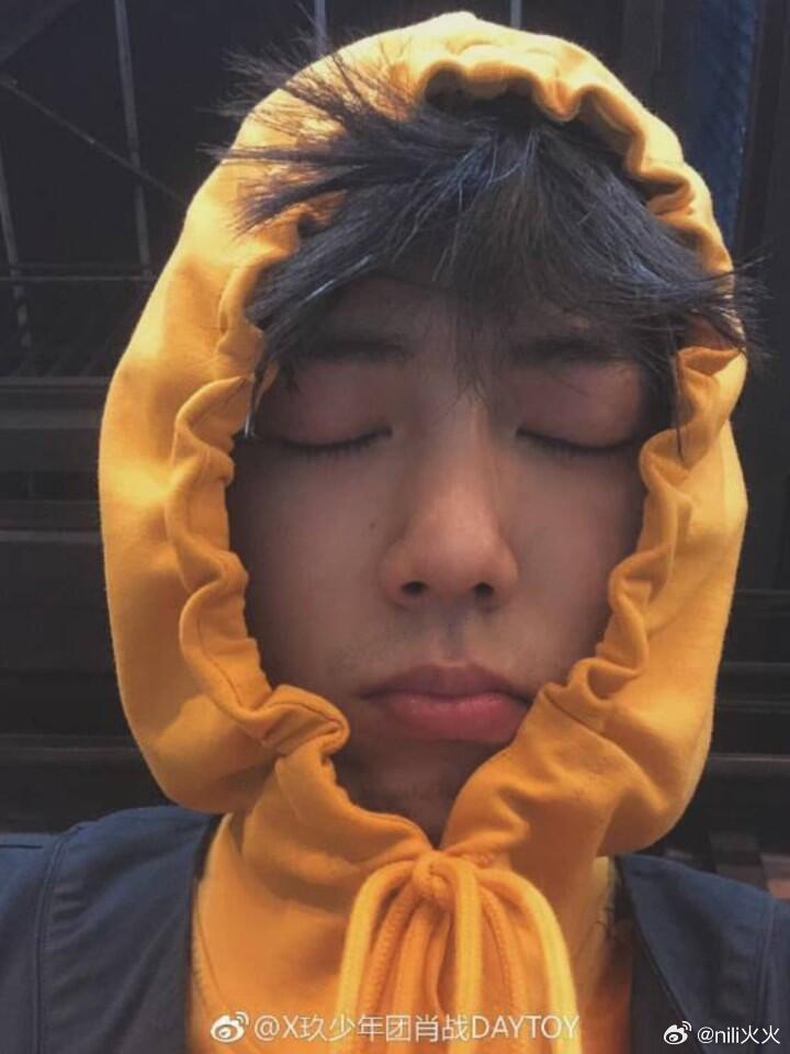 家产的黄帽子，女子 酉己！！ ​​​