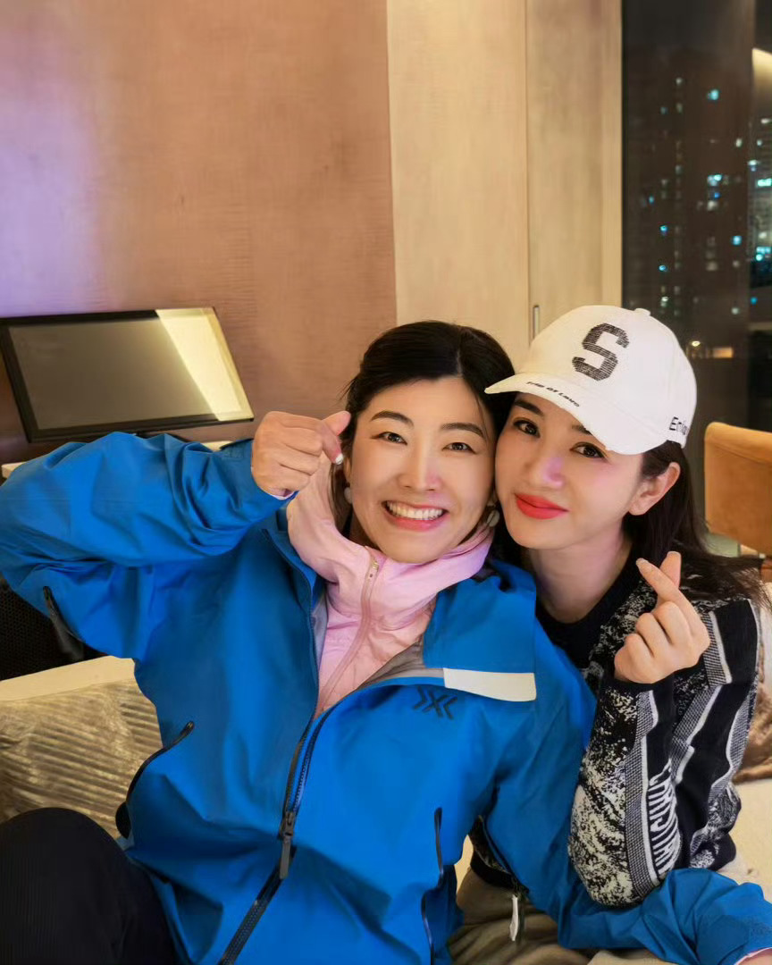 黄奕为徐梦桃王心迪庆功黄奕为徐梦桃王心迪庆功，宴上满是欢声笑语。大家一同见证喜悦