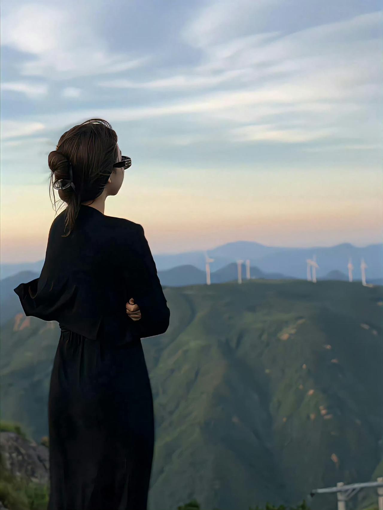 如果我能图你点钱、点资源就好了，至少还能攥住点实在的东西。
可惜我偏偏只图你的真