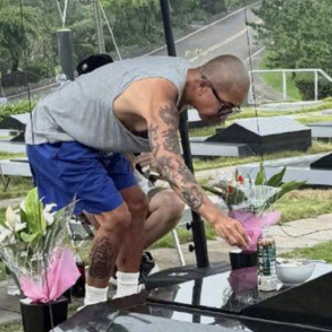 具俊晔在大S墓前看流星花园具俊晔瘦到皮包骨了，好怕他坚持不住去找大S。[衰]（我