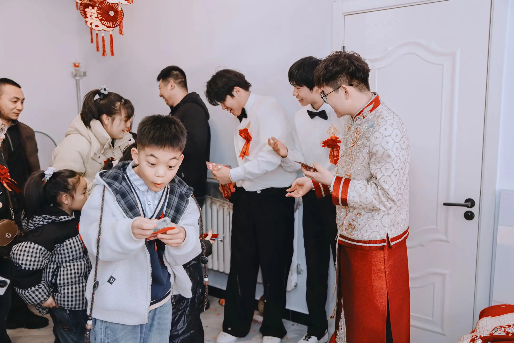 小孩哥:窝趣！好大的红包🧧。分享下婚礼跟拍记录吧！