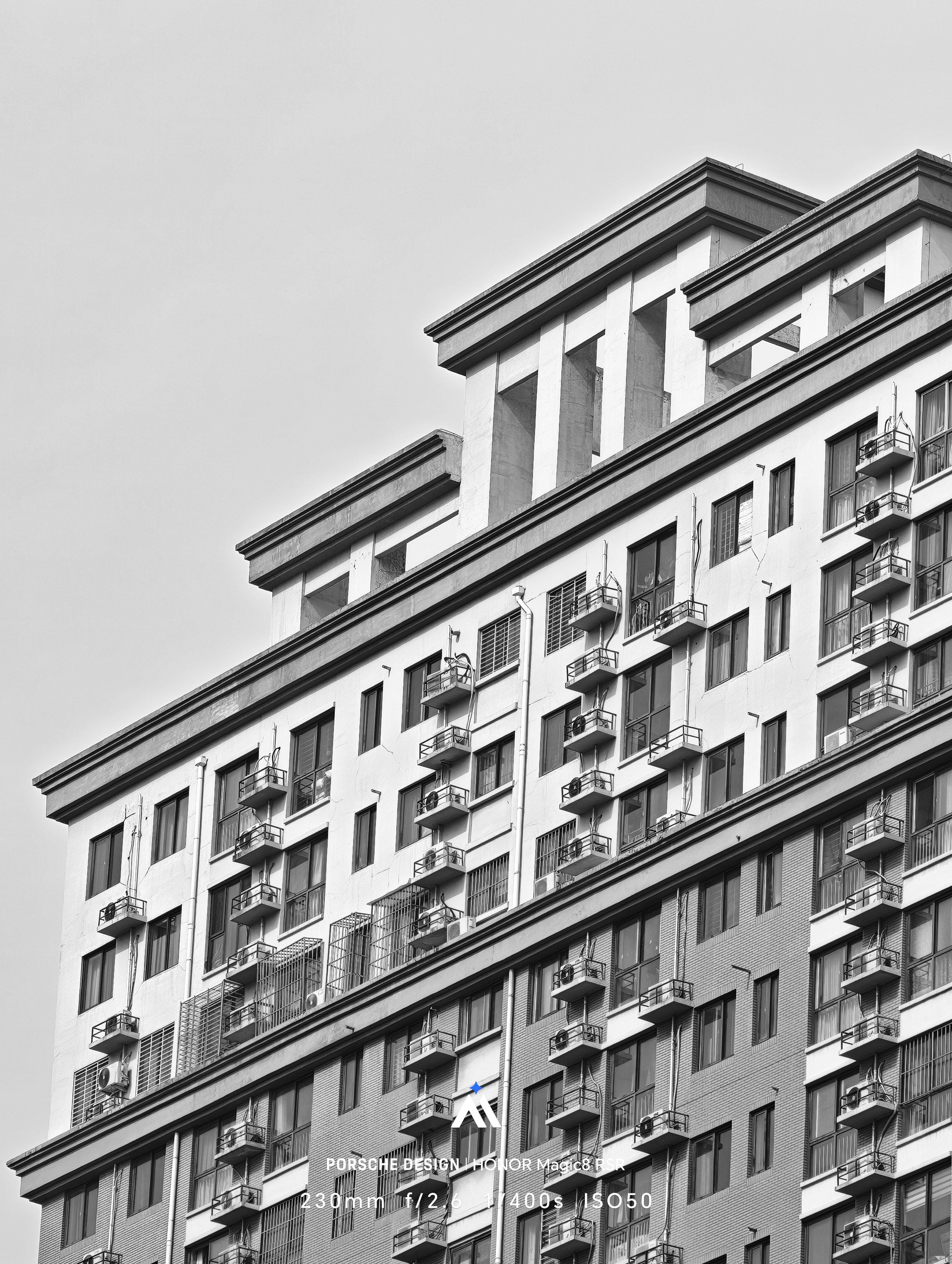 黑白滤镜下的照片，看着也挺有感觉。by 荣耀Magic8 RSR 