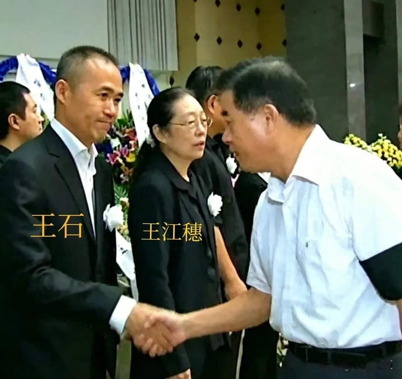 敬一丹葬礼，苏格兰女婿全程没有露面，不禁想起了王石的这张照片。

2013年，王