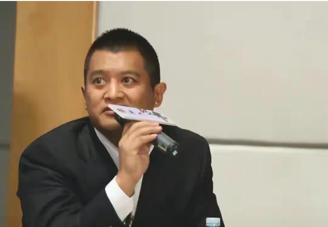 演了一辈子戏没人叫得出全名，一张法院悬赏令，直接让全网集体“认亲”。说寇占文你可