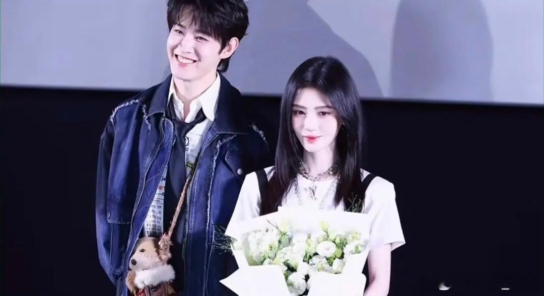 鞠婧祎不愧是模范爱豆，又搞笑又让人佩服，回看《月麟绮纪》剧宣，发现她直接对着搭档