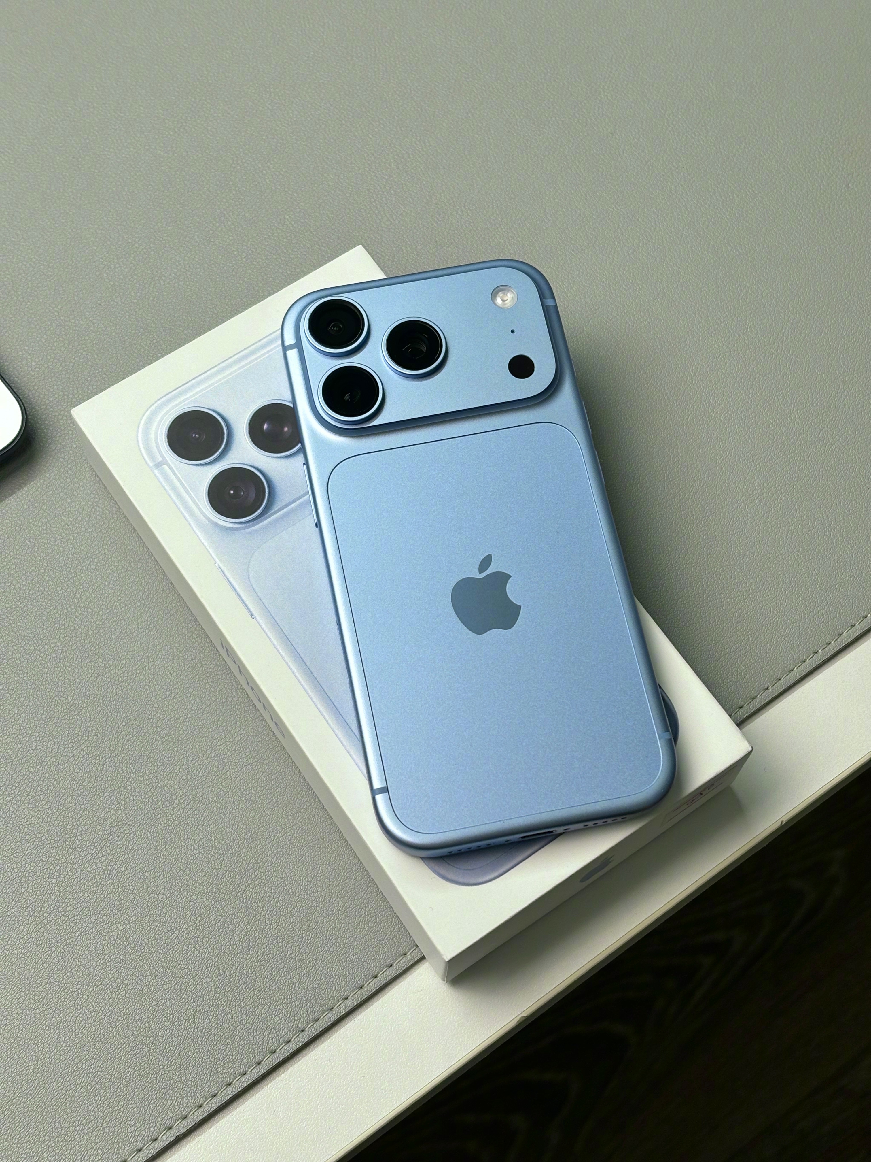 身边好几个入手iPhone18 Pro的，大多选银白色、酒红色。同事入了冰川蓝，