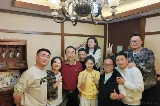 贾玲为67岁冯巩庆生 做为冯巩六大弟子之一的贾玲到场祝贺，贾玲从《你好李焕英》到