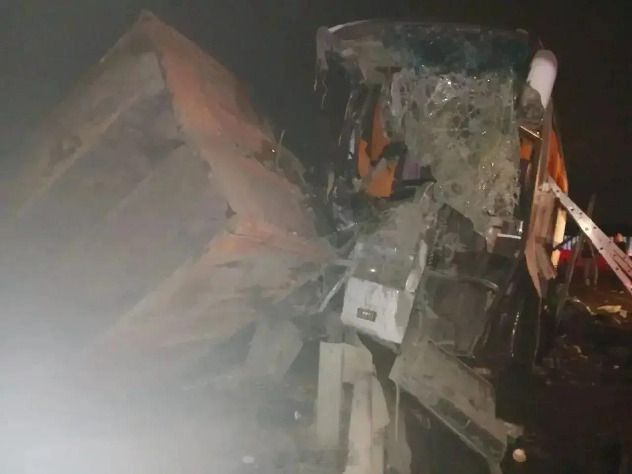 俄罗斯斯塔夫罗波尔边疆区发生一起长途客车交通事故，致5人死亡，另有24名乘客被送