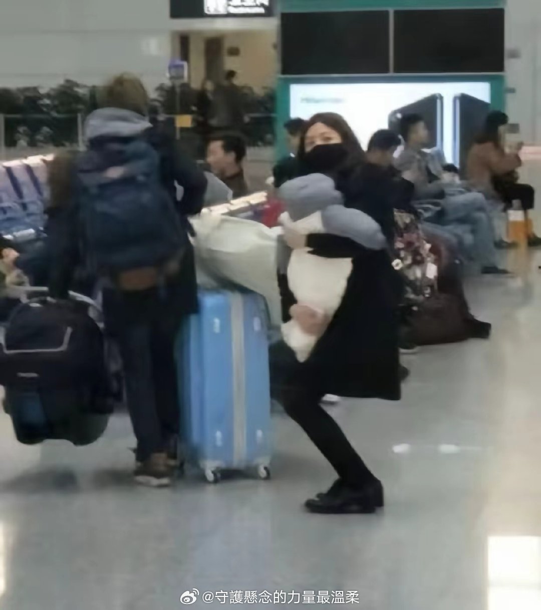 这是陈妍希抱着孩子在陈晓老家合肥的火车站 好心酸… 