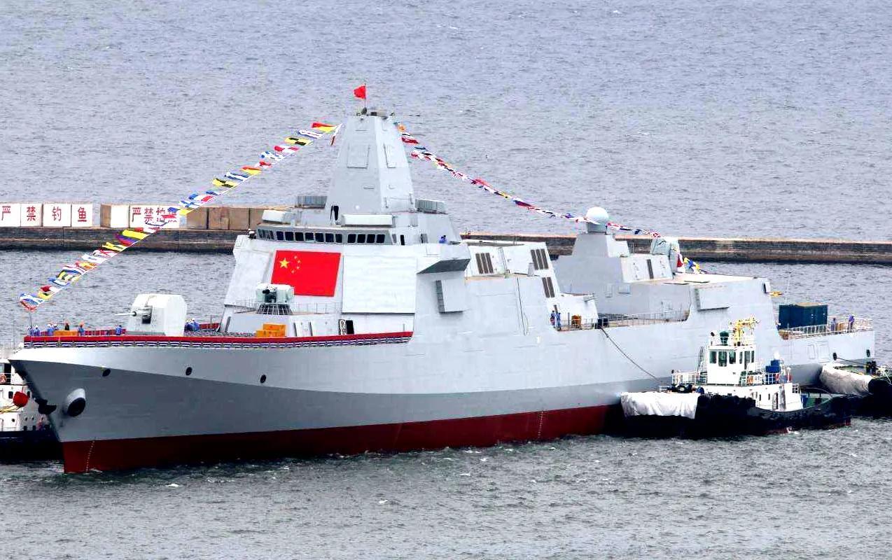 中国海军的055型导弹驱逐舰近年来频频出现在官方报道中，这种万吨级战舰被视为远海