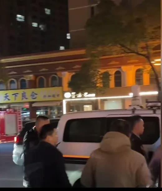 河南信阳全市上空突发巨响爆炸声，大地都在震动，大量市民以为地震跑出房间，街头警车