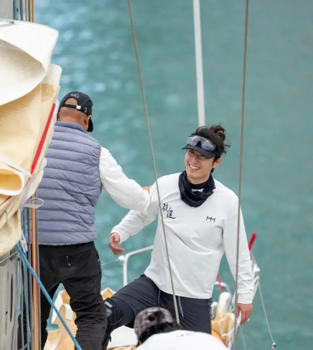 窦骁在香港庆祝37岁生日，何超莲穿青蛙服亮相，巨型气球蛋糕显眼
窦骁37岁，生日