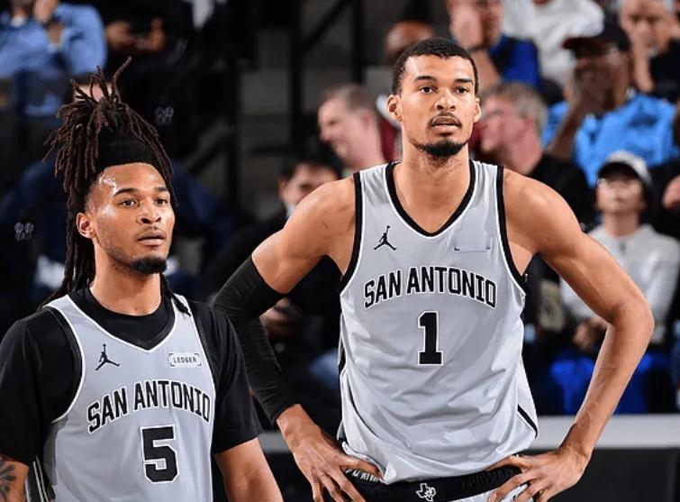 未来是他们的！
尽管，有人说，今天，指不定有伦纳德快船就翻马刺的桌子了。
快船打