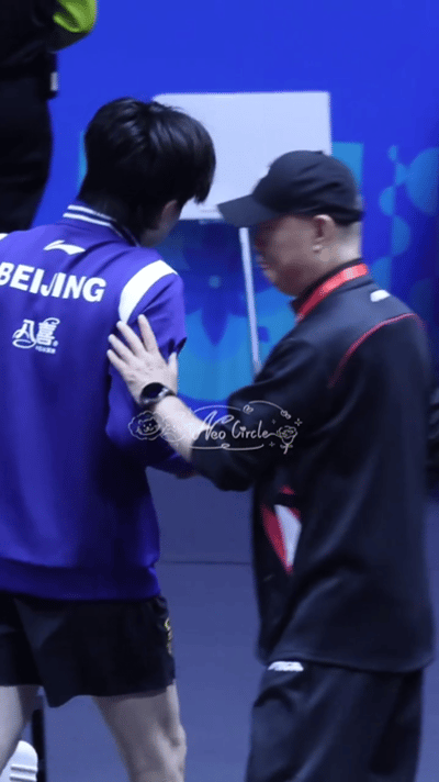 王楚钦比赛结束，莎莎教练杨指拍了拍楚钦的胳膊。
楚钦和大圣拥抱的时候说了什么呢？