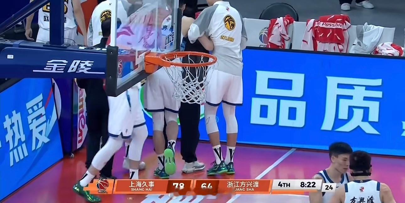上海男篮vs广厦男篮刚打开直播，朱俊龙伤了，国家队头疼啊 